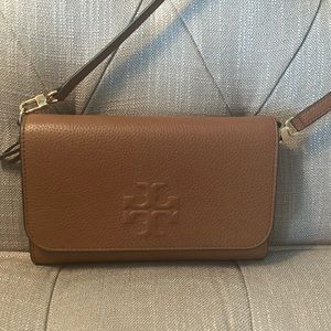 Like New!!  Tory Burch Thea flat crossbody wallet. Carried one time.